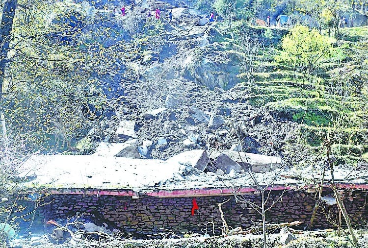 मकान पर गिरी चट्टान, दंपती घायल
