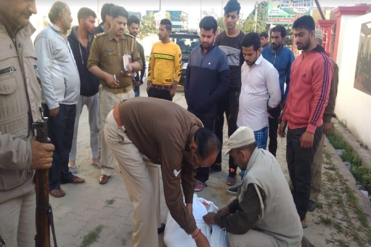 The dead body of the priest is found in Meerut and police officers are investigating