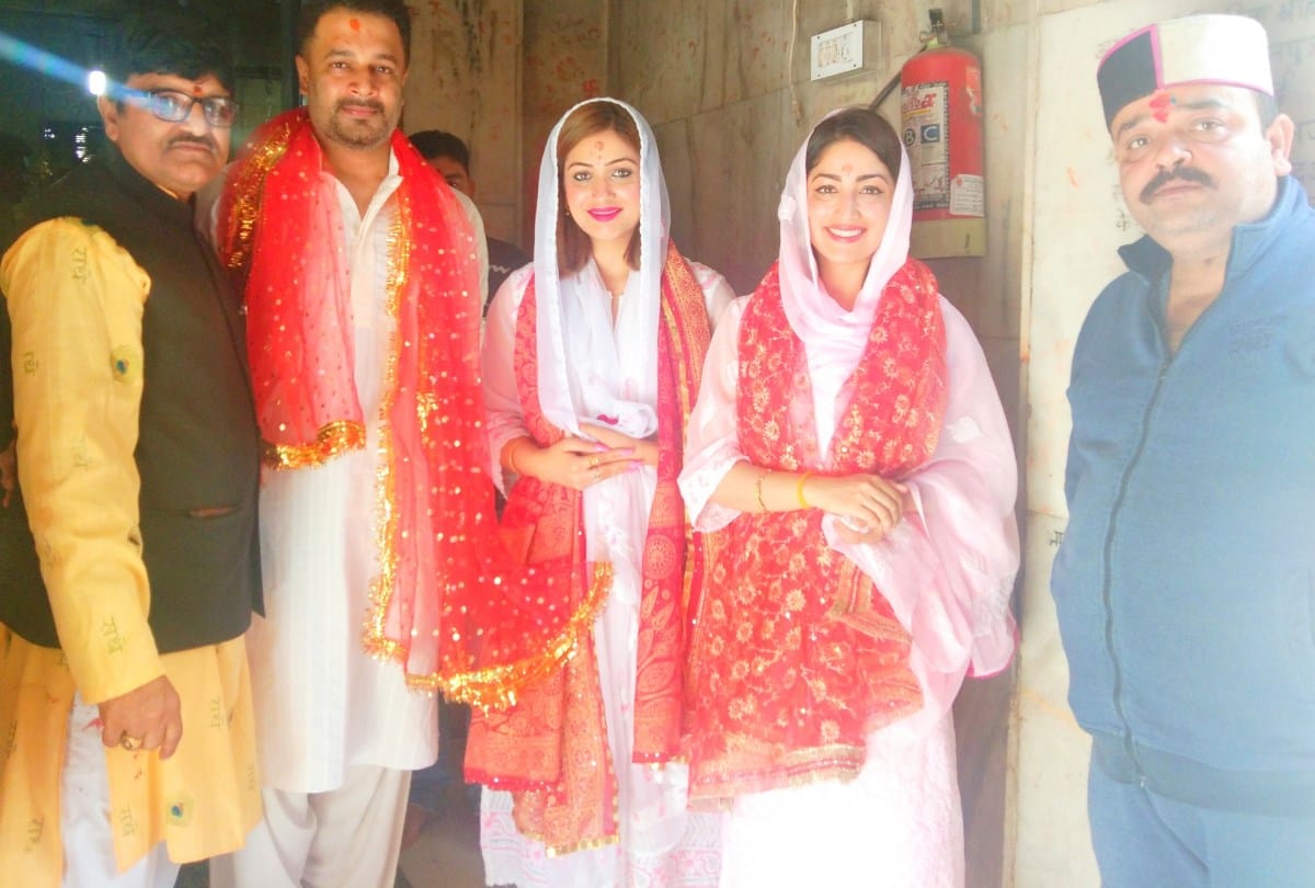 Actress yami gautam pays obeisance at Jwalamukhi Temple Kangra Himachal Pradesh
