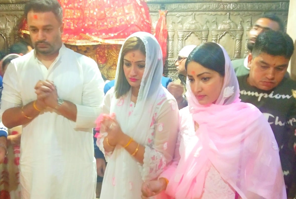 Actress yami gautam pays obeisance at Jwalamukhi Temple Kangra Himachal Pradesh
