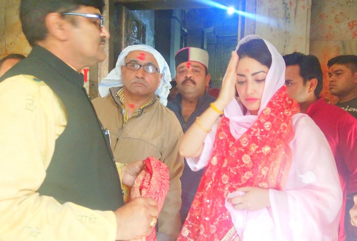 Actress yami gautam pays obeisance at Jwalamukhi Temple Kangra Himachal Pradesh