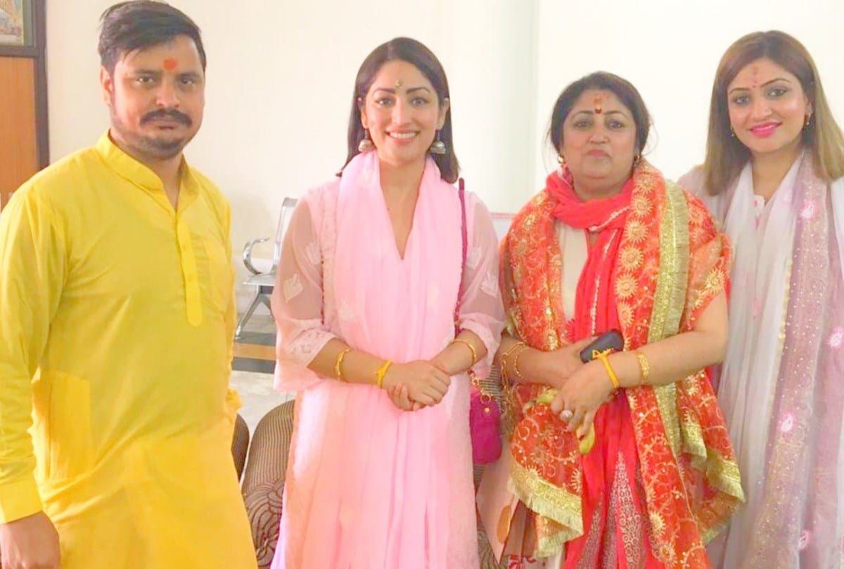 Actress yami gautam pays obeisance at Jwalamukhi Temple Kangra Himachal Pradesh