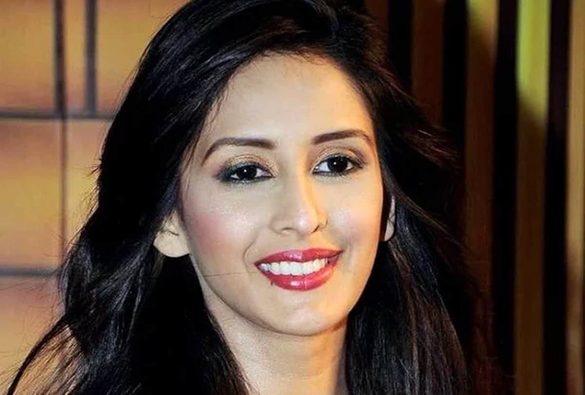 Chahat Khanna car attacked by 14 drunk men on Holi she fought with them alone