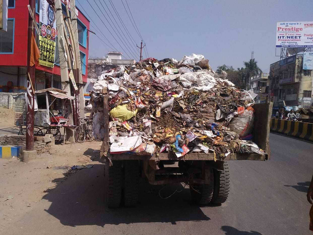 ये कूड़ागाड़ी है या गंदगी फैलाने का इंतजाम
