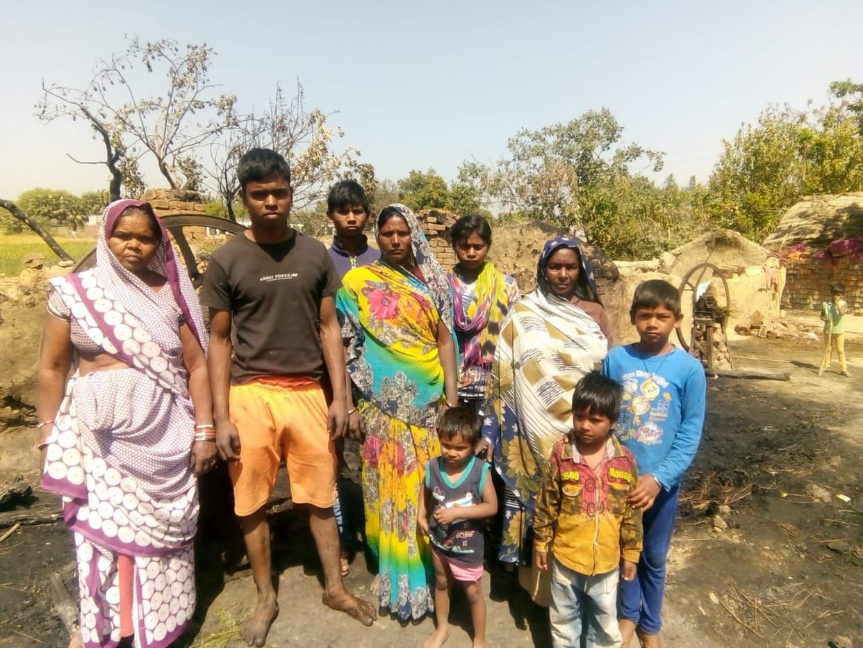 नहीं पहुंचा फायर ब्रिगेड, पंपिंगसेट से बुझाई आग