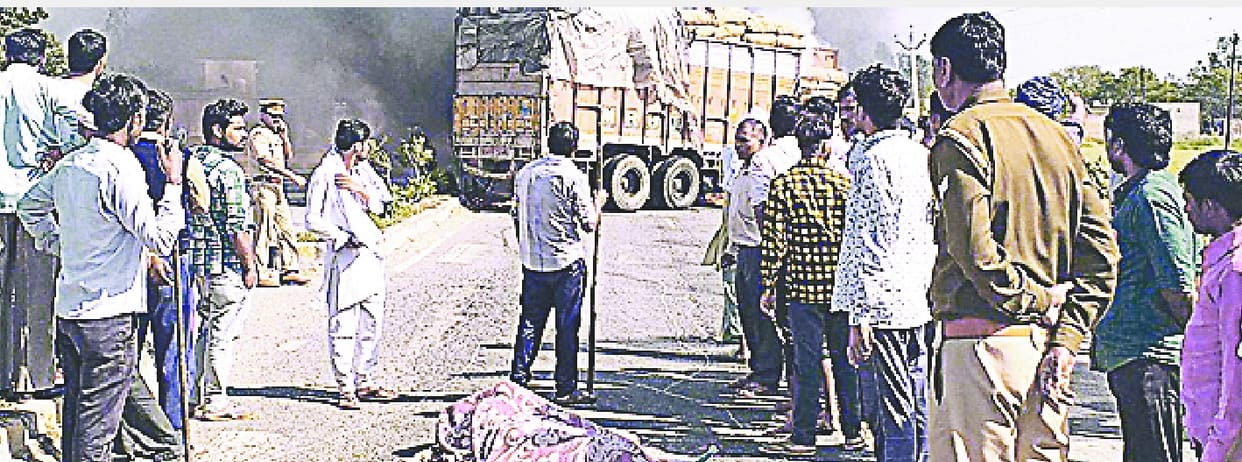 vradh ki maut par bavaal, truck me lagaai aag