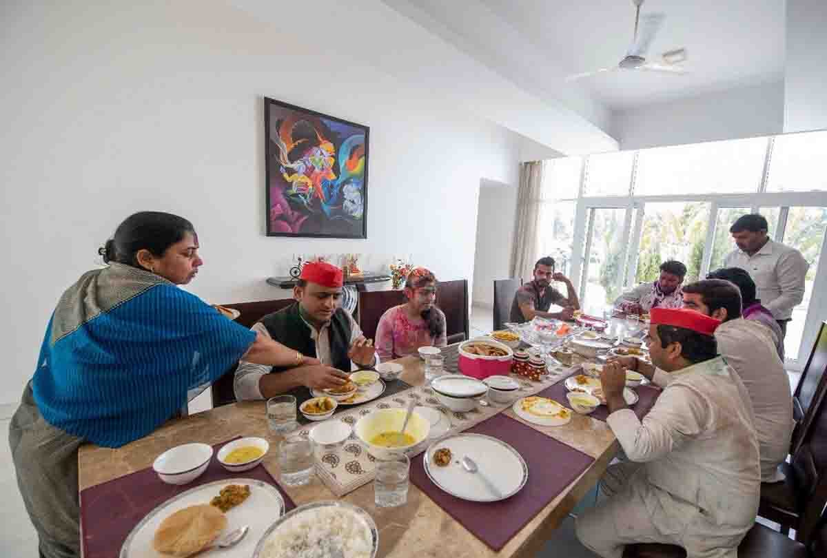 akhilesh yadav holi photo on social media