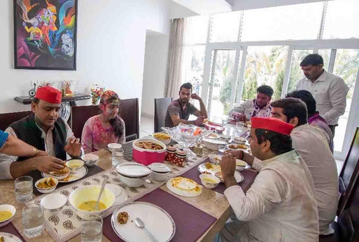 akhilesh yadav holi photo on social media