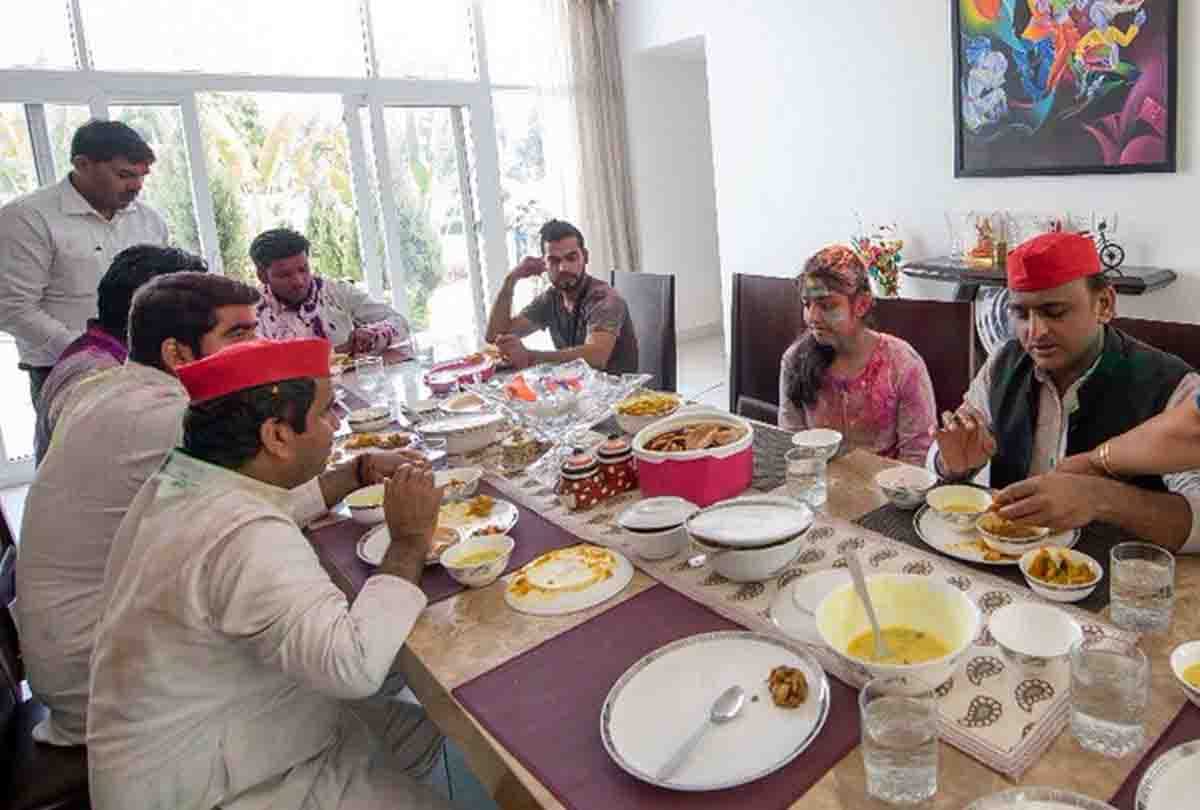 akhilesh yadav holi photo on social media