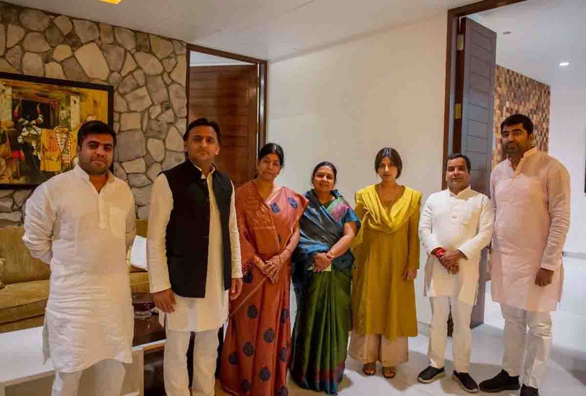 akhilesh yadav holi photo on social media