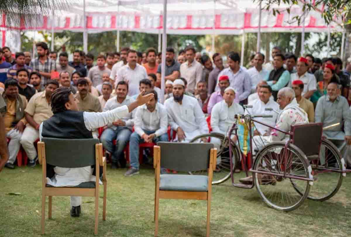 akhilesh yadav holi photo on social media