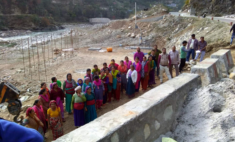 मांडों के ग्रामीणों ने किया गंगा भागीरथी के किनारे कचरा ट्रीटमेंट प्लान लगाने का विरोध