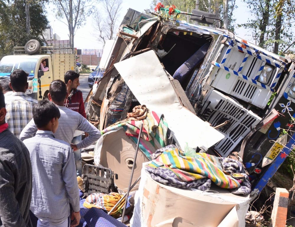 truck and bus accident in roorkee