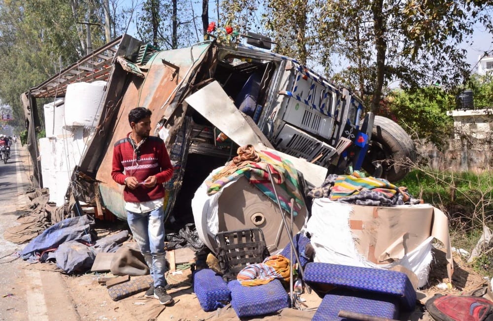 truck and bus accident in roorkee