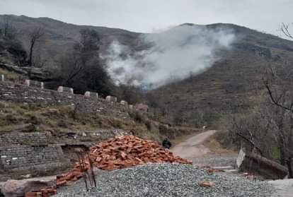 पाकिस्तान द्वारा किए गए सीजफायर के बाद उठता धुंआ
