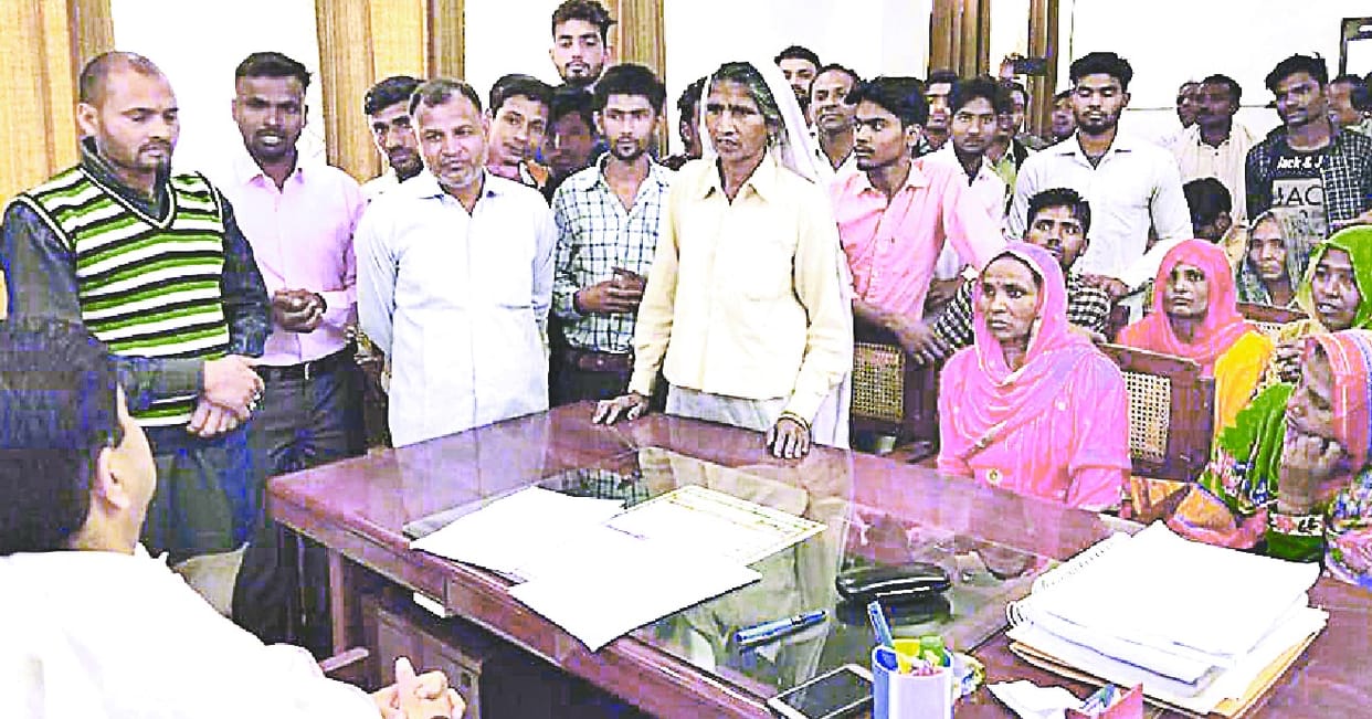 dhangar samaaj ke logo ka collectrate me pradarshan