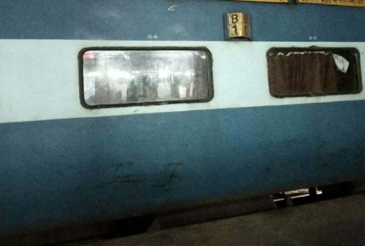 crook jumped from moving train after jewelry and cash snatched from passenger