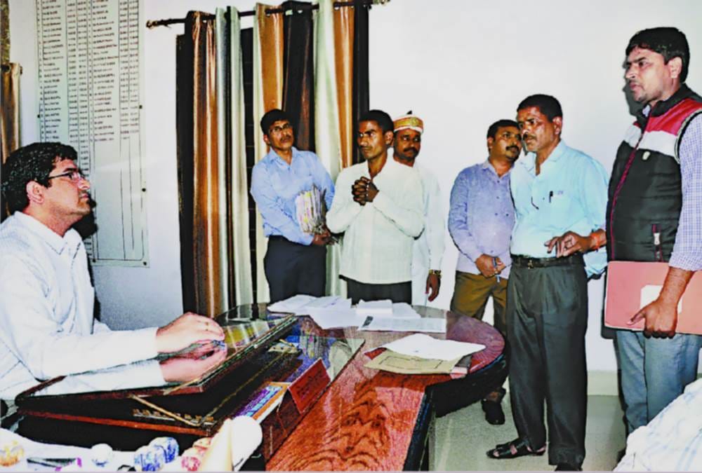lekhpal didnt register the will after taking the money, dm orders justice