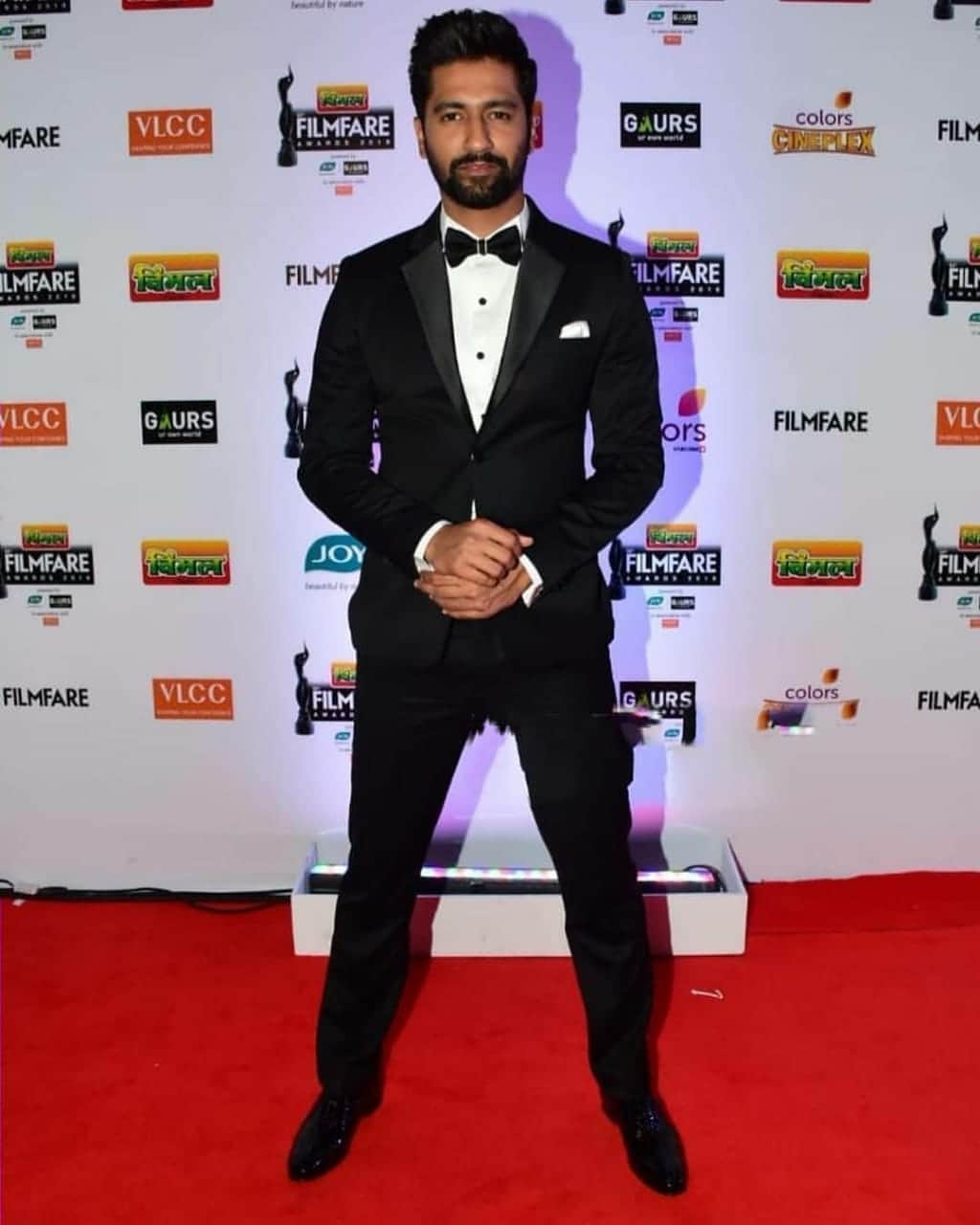 filmfare awards live bollywood stars arrive with dashing look