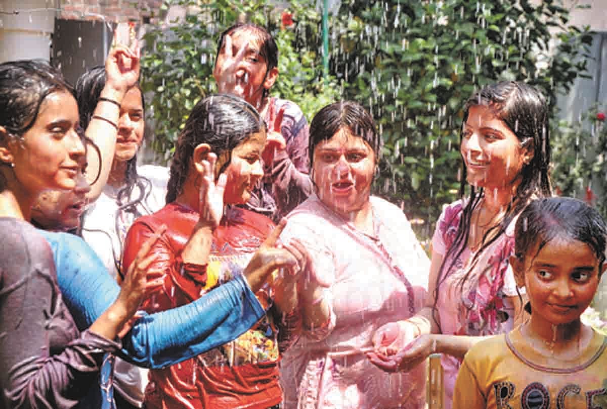 Pratapgarh: Dry rain, dipped in fun at Holi Belhah