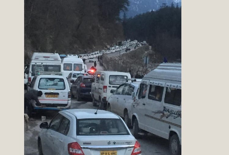 पर्यटन सीजन से पहले ही जाम होने लगी मनाली