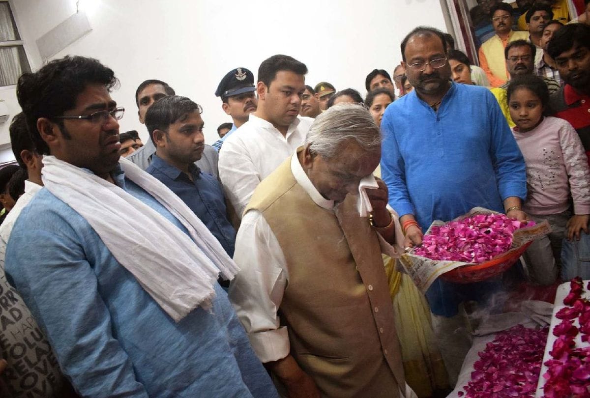 Kalyan Singh get emotional during paid tribute to son of BJP leader in kasganj