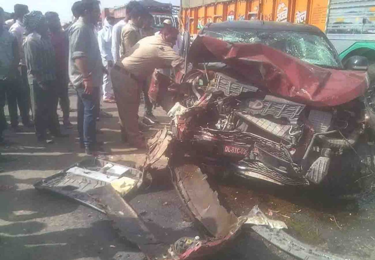 road accident on Auraiya highway, one people died and 6 injured