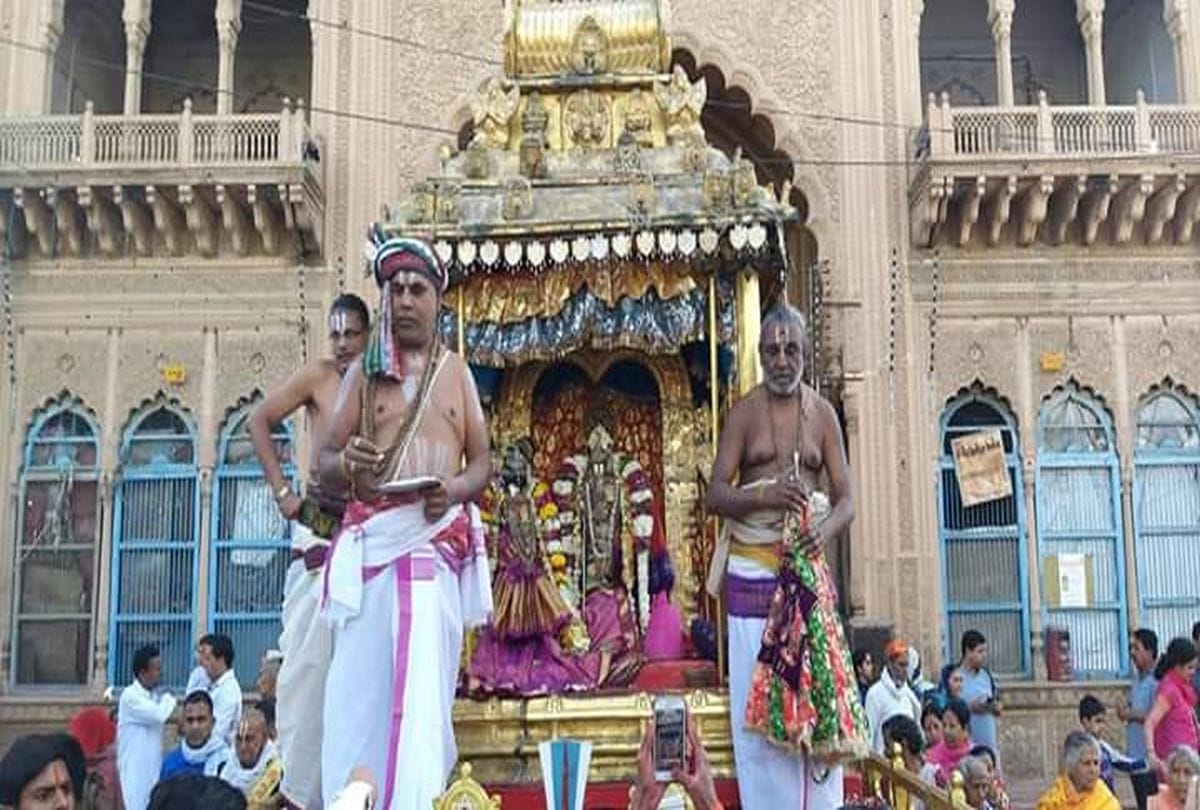 रजत जड़ित चंद्रप्रभा वाहन में विराजे भगवान रंगनाथ