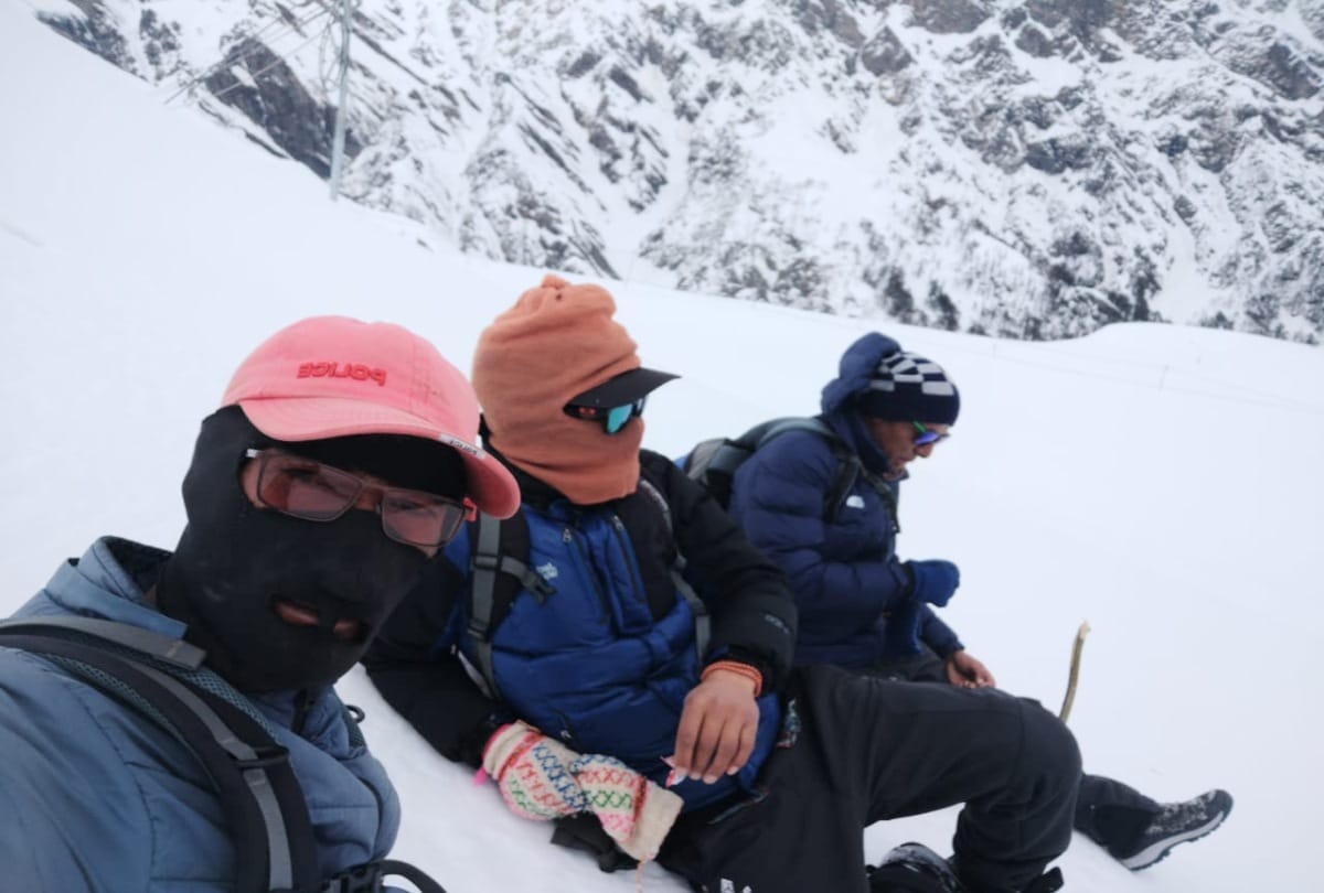 Four people reached Manali crossing Rohtang Pass on foot in 20 feet of snow
