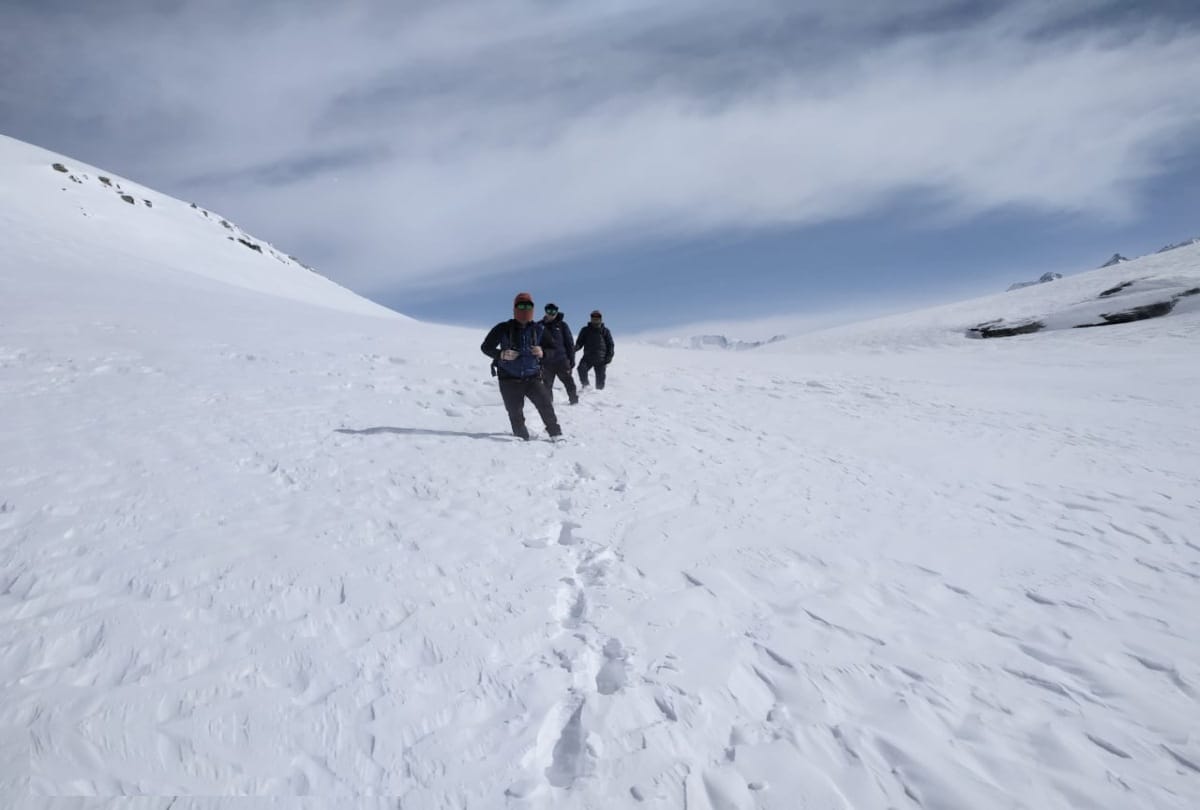 woman crossed snow covered Rohtang Pass by walking 34 kilometer with five month old child