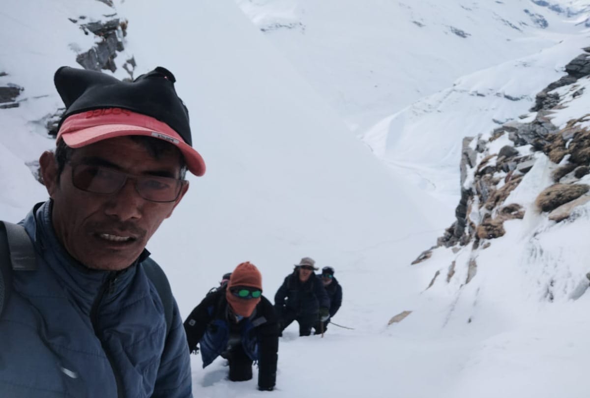 Four people reached Manali crossing Rohtang Pass on foot in 20 feet of snow