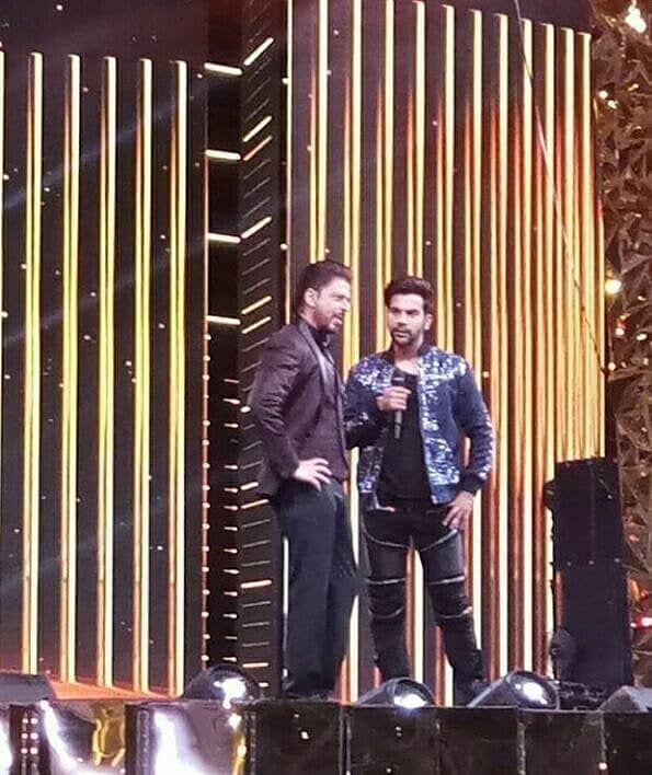 filmfare awards live bollywood stars arrive with dashing look