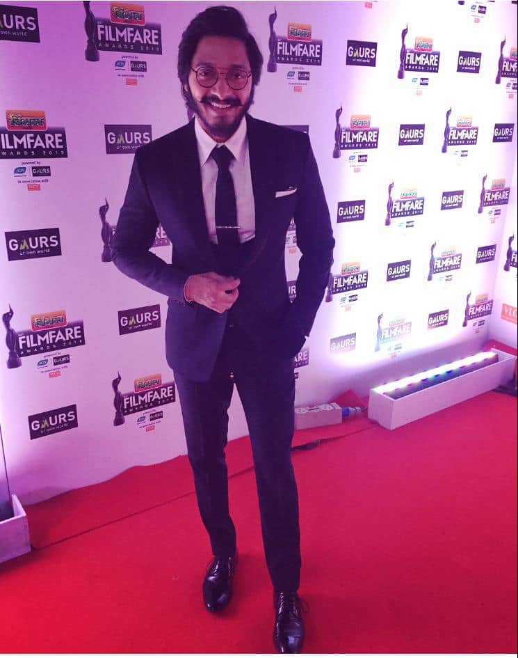 filmfare awards live bollywood stars arrive with dashing look