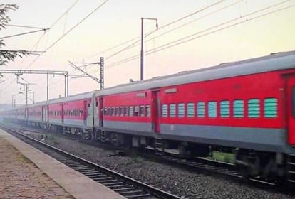 condition of waiting from lucknow to mumbai trains