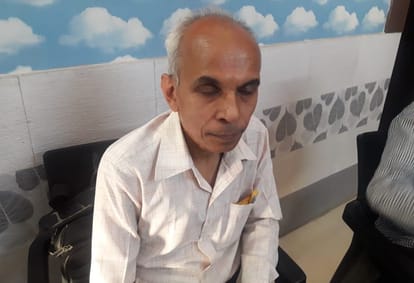 Inspector caught by anti corruption team take bribe in varanasi
