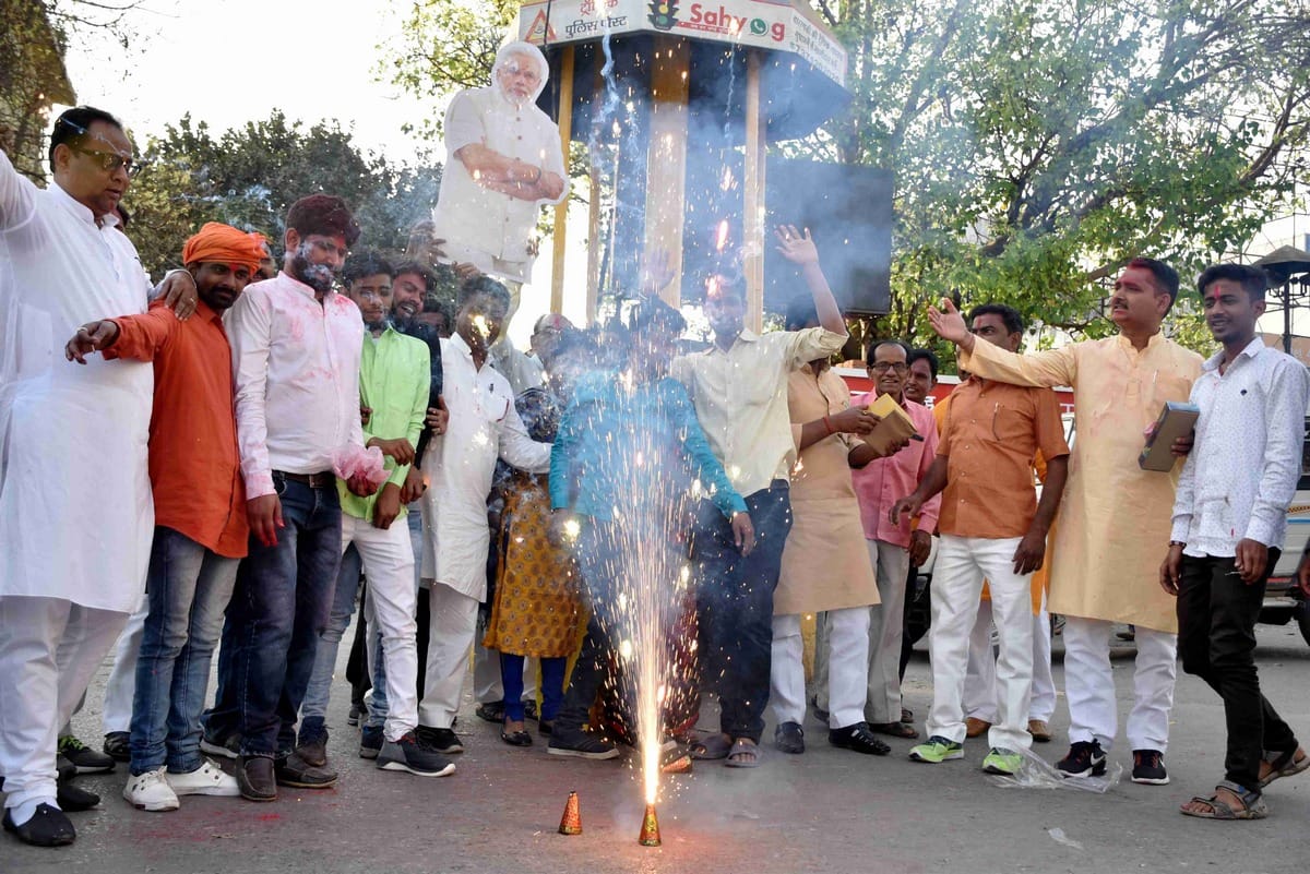 BJP supporters celebrate Diwali at holi for narendra modi in loksabha election 2019