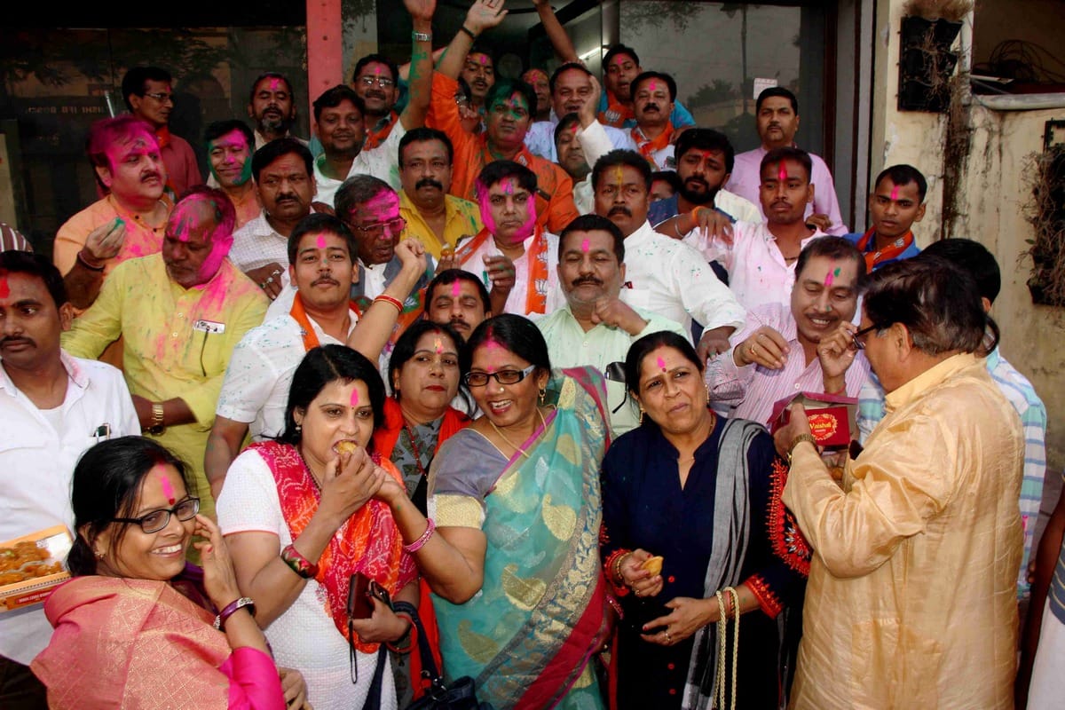 BJP supporters celebrate Diwali at holi for narendra modi in loksabha election 2019