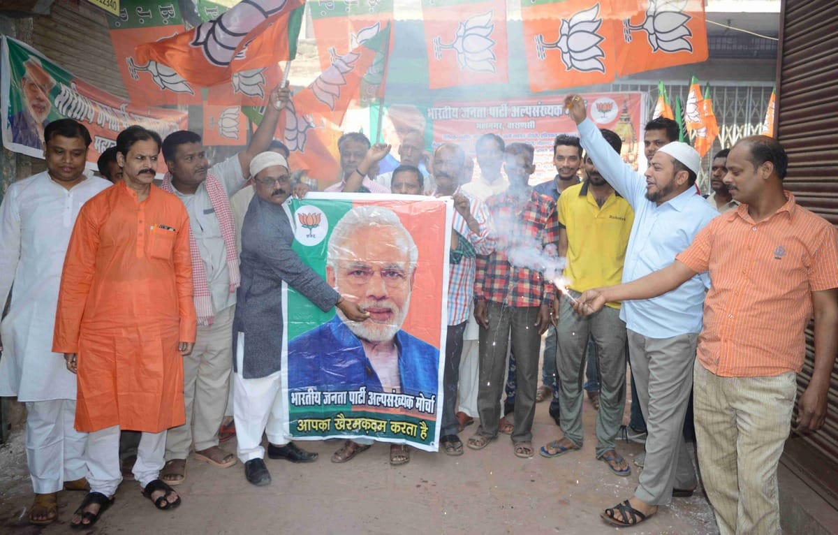 BJP supporters celebrate Diwali at holi for narendra modi in loksabha election 2019