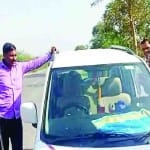 कार से मिली लाखों की नकदी