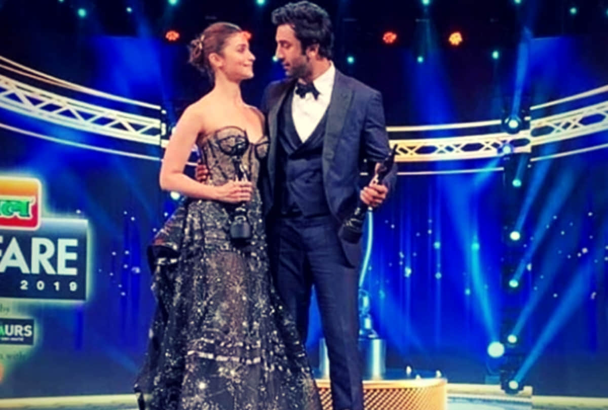 Filmfare Awards 2019 Alia Bhatt rocked in black shimmer gown
