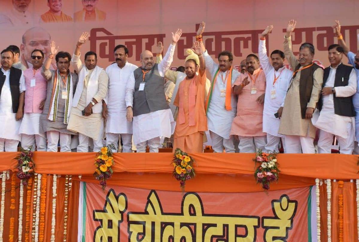 Agra BJP MP shares stage with amit shah after ticket cut in lok sabha elections 2019