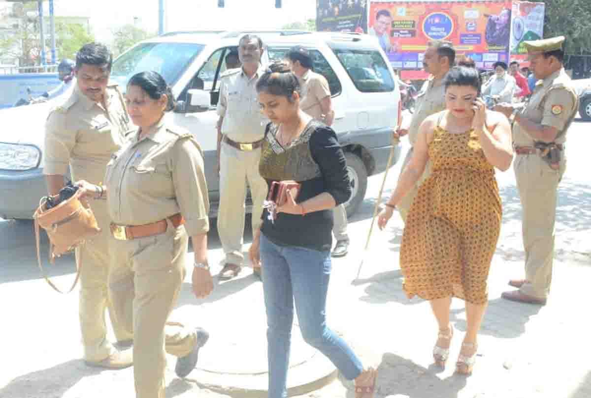 police caught cash from women's in kanpur
