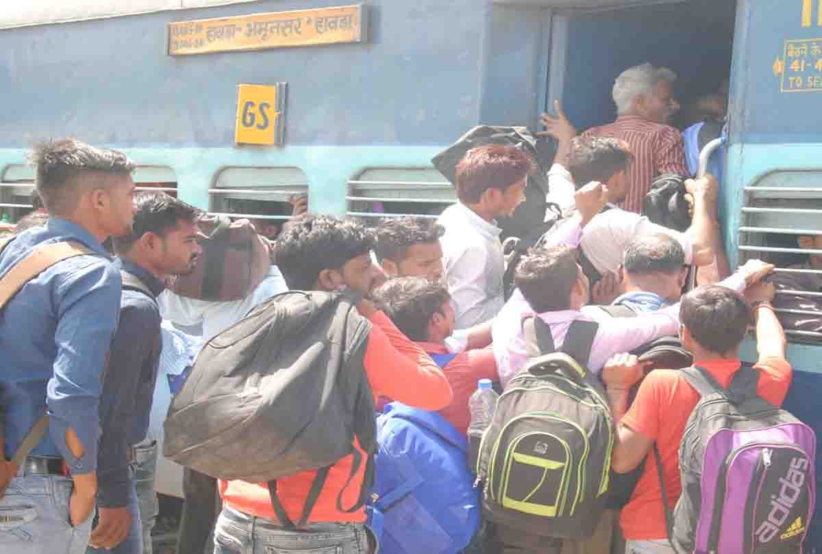 Rugged crowd in trains, no place to stand