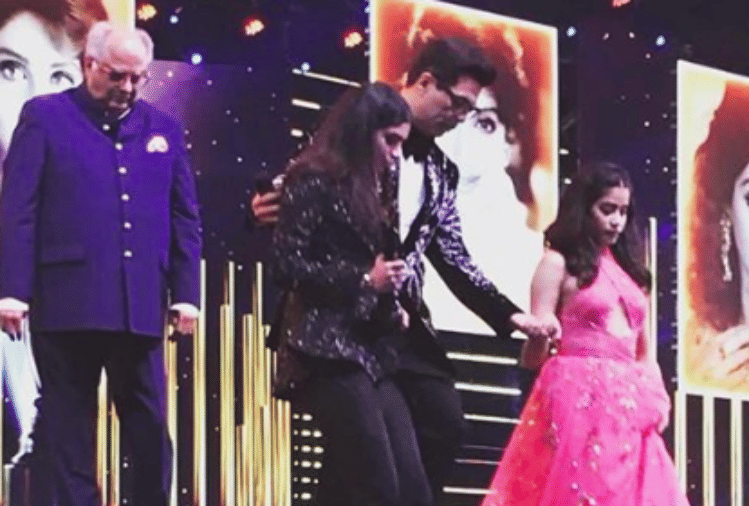 filmfare awards 2019 sridevi tribute janhvi kapoor khushi kapoor and boney kapoor