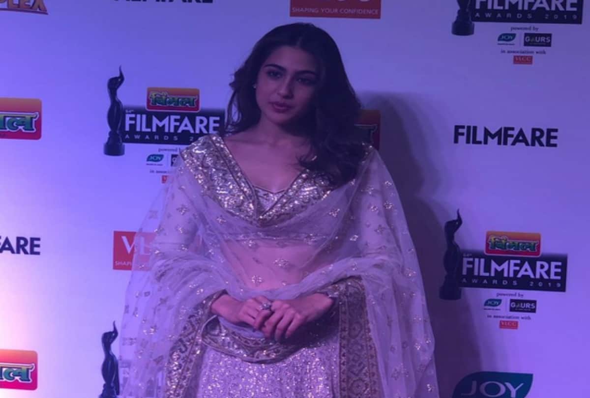 Filmfare Awards 2019: Sara Ali Khan or Janhvi Kapoor who rocks the red carpet look better