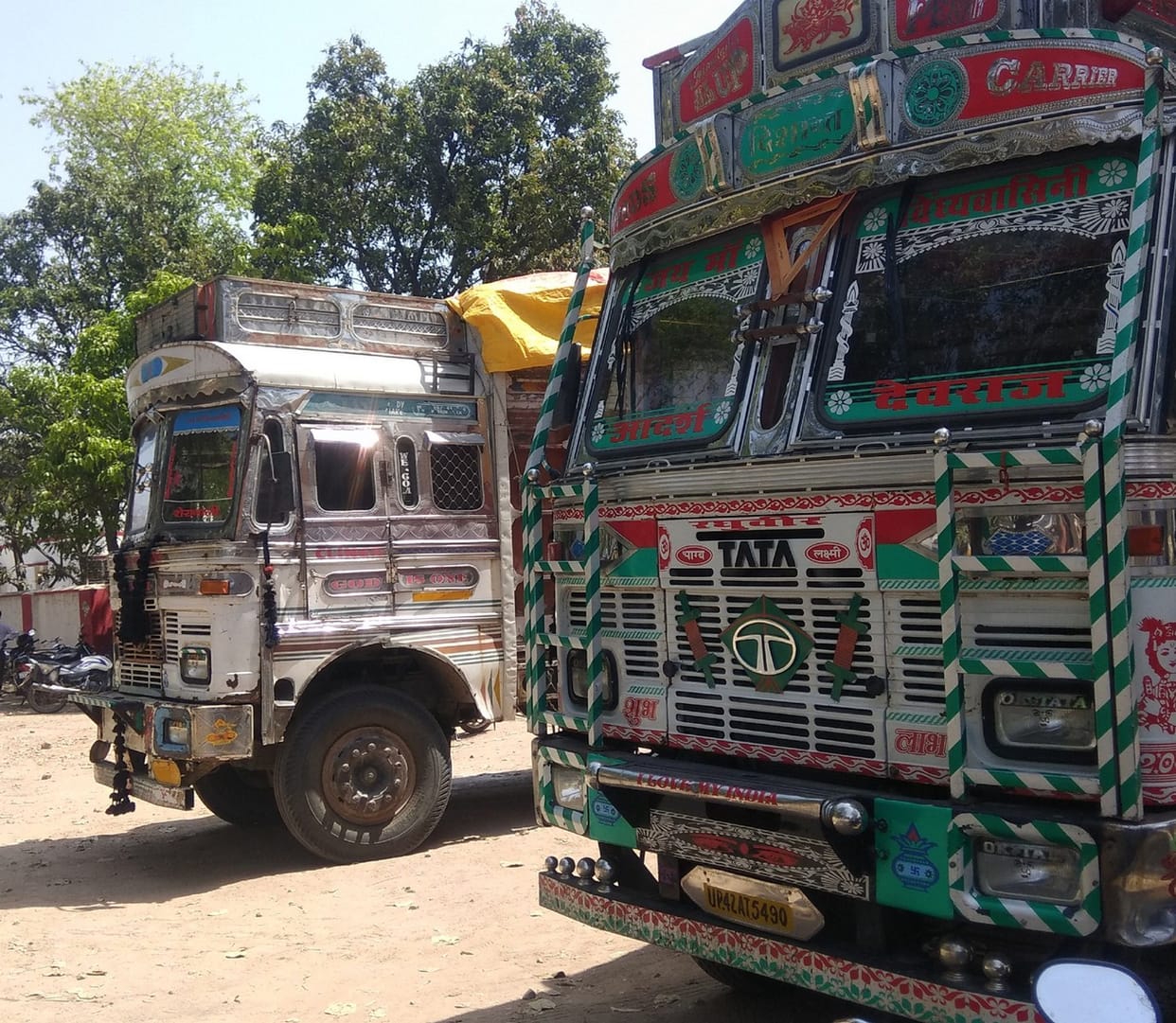 बेखौफ हो रहा बालू का अवैध खनन, पकड़े गए चार ट्रक