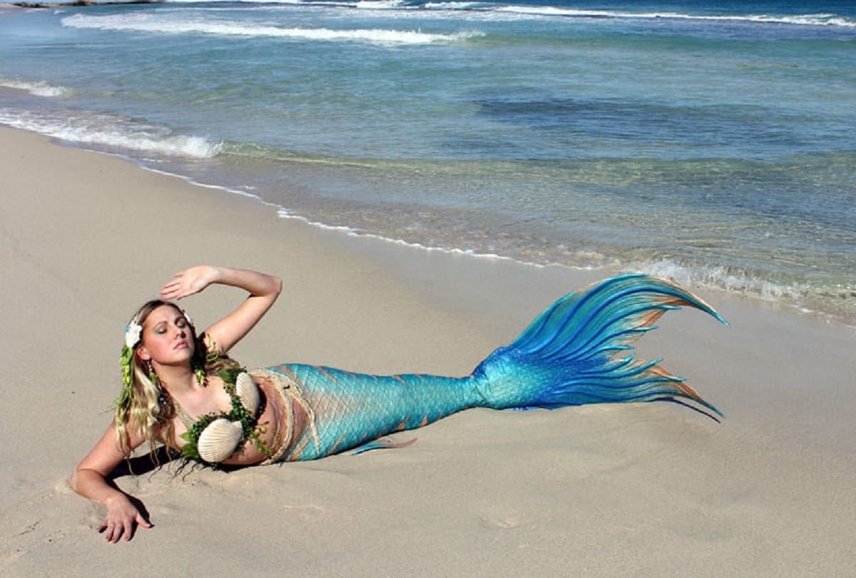Jessica Bell and Amelia Lassetter Friends grow up to become real life Little Mermaids