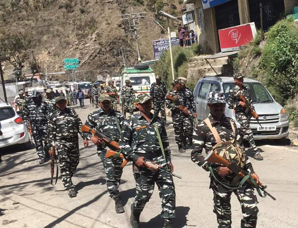 पुलिस और सीआरपीएफ के जवानों ने सड़कों पर निकाला फ्लैग मार्च