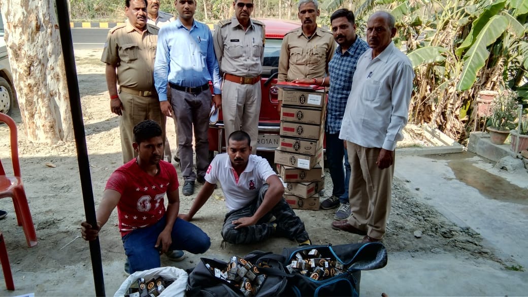 कार से आठ पेटी शराब, दो तस्कर पकड़े