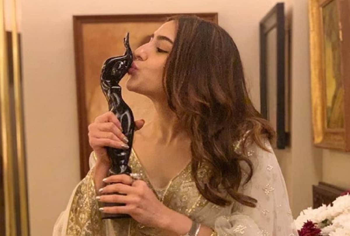 Sara Ali Khan won Filmfare Award for Best Female Debut shared kissing picture with black lady